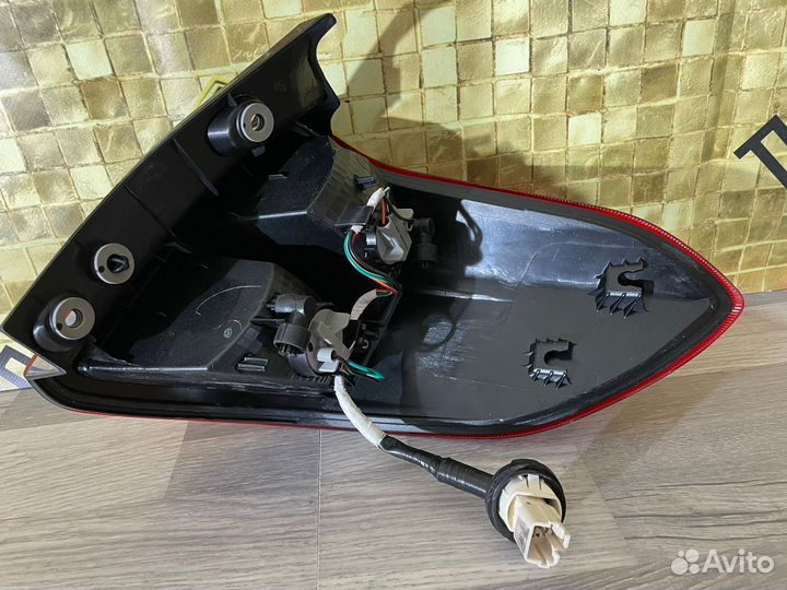 Фонарь задний левый наружный на Suzuki Vitara до19