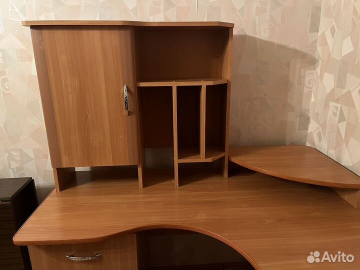 Компьютерный стол с ящиками и полками