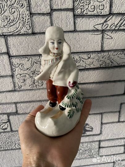 Статуэтка фарфор СССР мальчик на лыжах