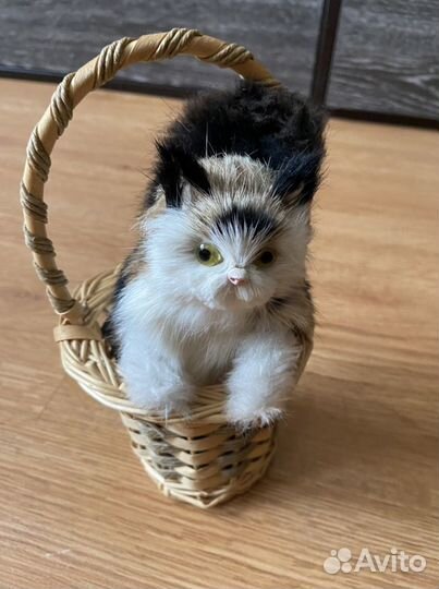 Игрушка котенок в корзине