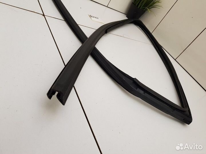Уплотнитель стекла задний правый (Haval F7)