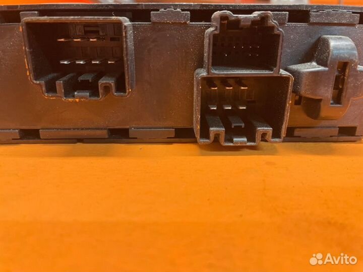 Блок управления стеклоподъемниками передний левый