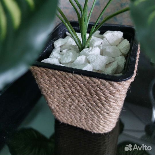 Искусственные цветы в горшках