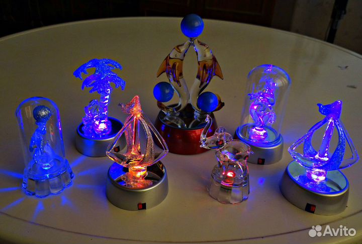Фигурки, статуэтки из стекла на подставке