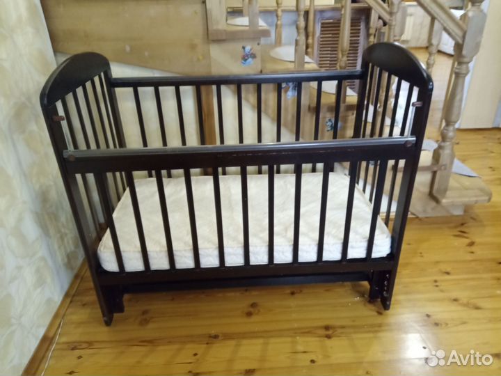 Детская кроватка с маятником
