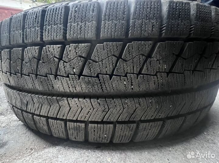 Bridgestone Blizzak VRX 215/45 R17 87S