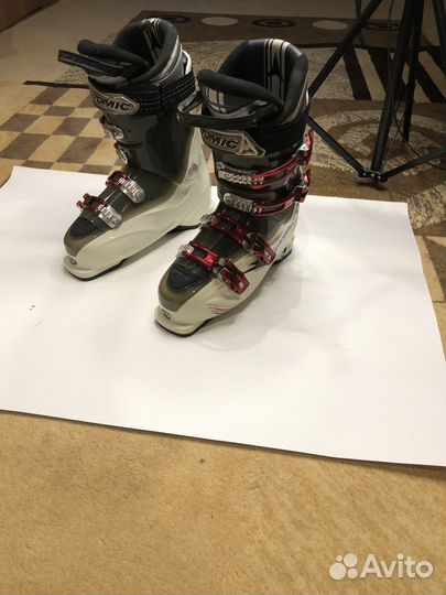 Горнолыжные ботинки atomic