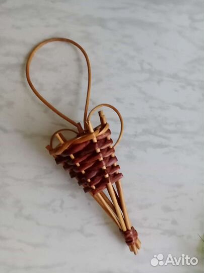 Корзинка из лозы с зеленью