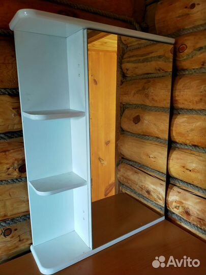 Шкафчик с зеркалом в ванную