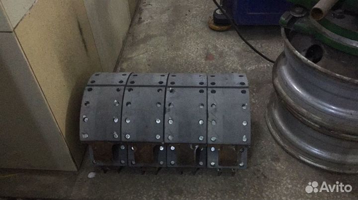 Наклепка накладок на тормозные колодки грузовиков