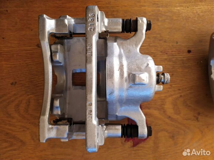 Продам суппорта Honda Civic 5d комплект перед