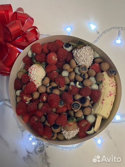 Клубника и др ягоды в шоколаде