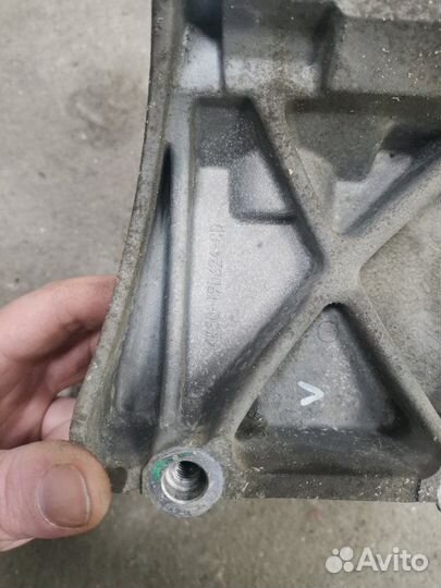 Кронштейн компрессора кондиционера Ford Focus 2