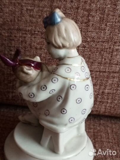 Фарфоровая статуэтка 