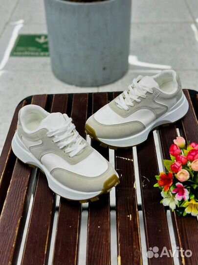 Кроссовки женские