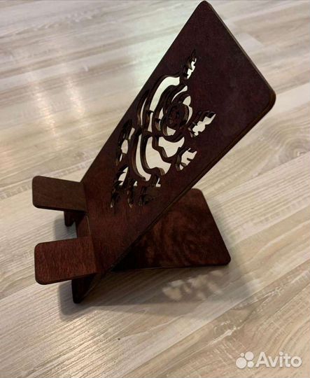 Подставка для телефона из дерева