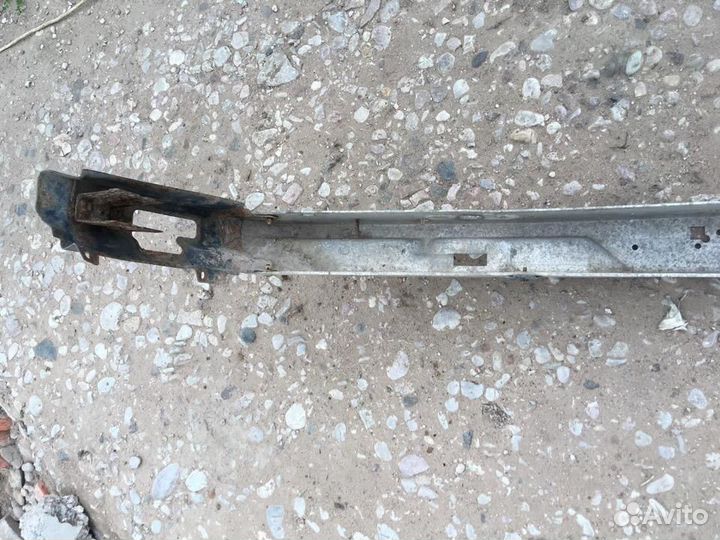 Усилитель переднего бампера бмв Е32