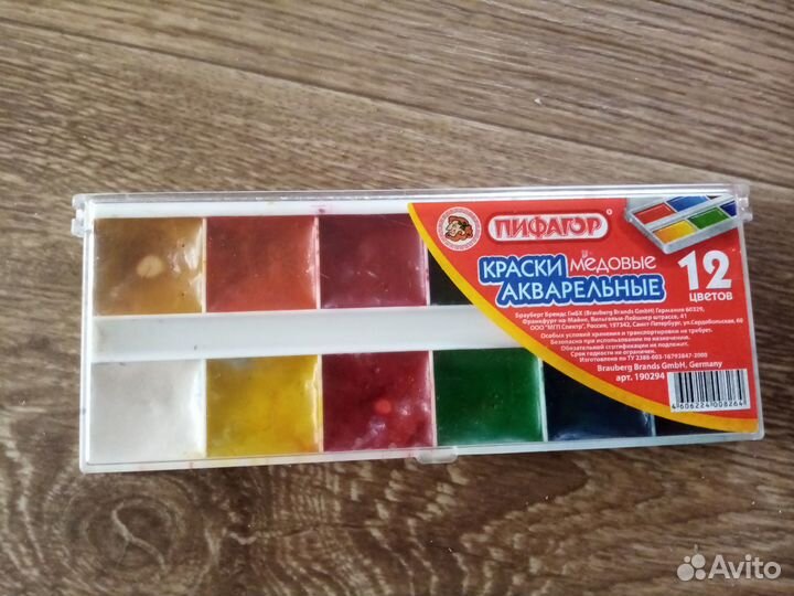 Акварельные краски и цветные карандаши