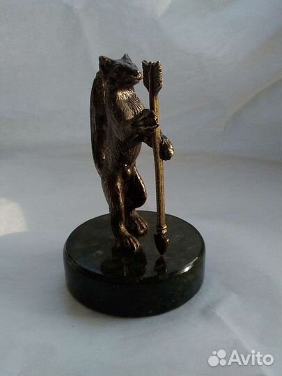 Бронзовая статуэтка, подставка из змеевика Соболь