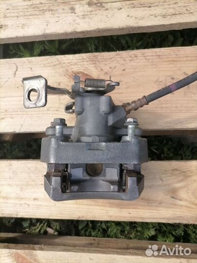 Задний левый тормозной суппорт тойота королла 150