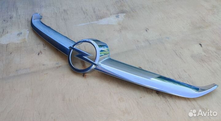 Молдинг(накладка) решётки радиатора Opel Astra J