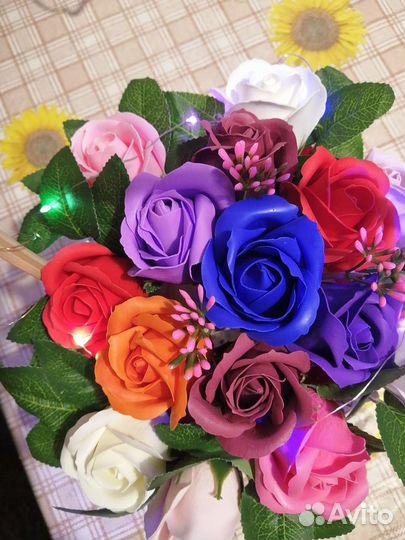 Светящаяся корзинка из 15 роз из мыла
