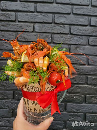 Пивная кружка с раками и креветками