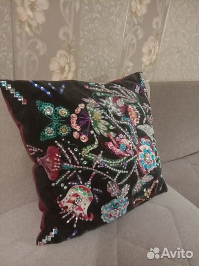 Декорированная подушка