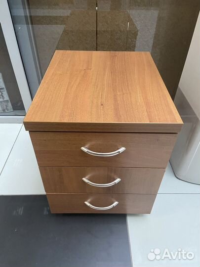 Тумбочка на колёсиках с ящиками