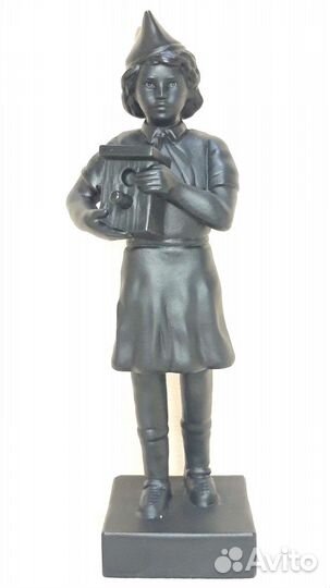 Статуэтка.Пионер. Девушка с скворечником.Касли