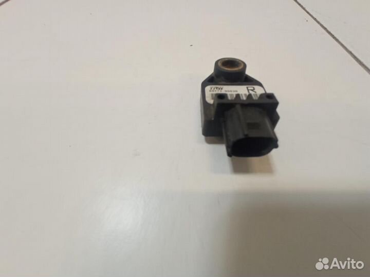 Датчик бокового удара Toyota Avensis T250 ZZT251L
