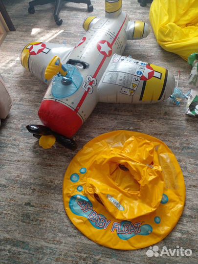 Круг для купания и надувной самолёт