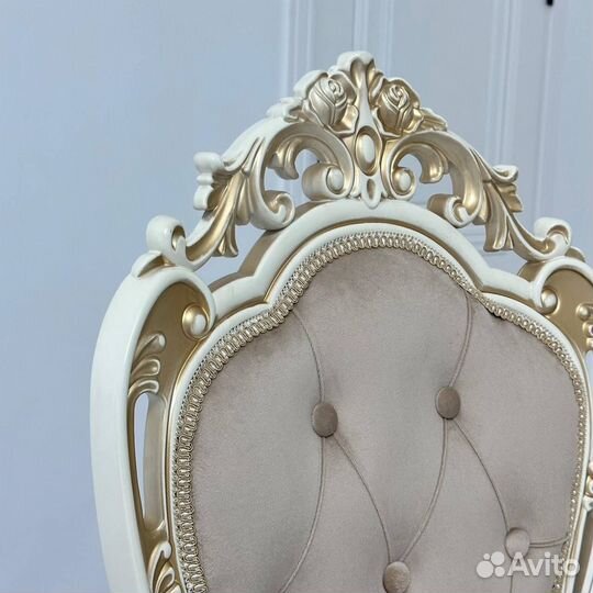 Кухонный стол и стулья новые