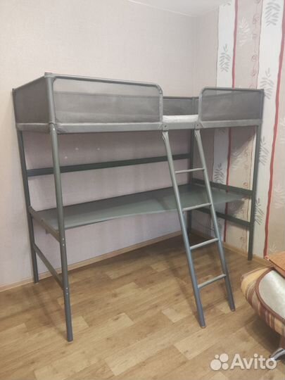 Кровать-чердак IKEA tuffing со столом Svarta