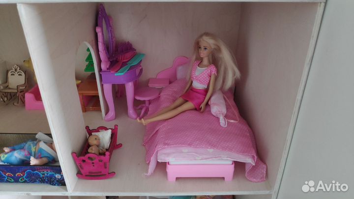Кукольный домик с мебелью и куклами