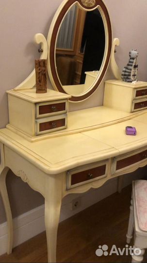 Туалетный столик с зеркалом