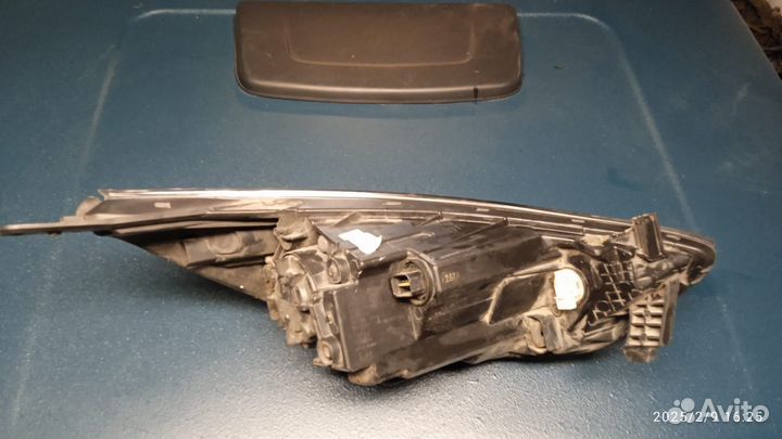 Фара левая сломаны крепления