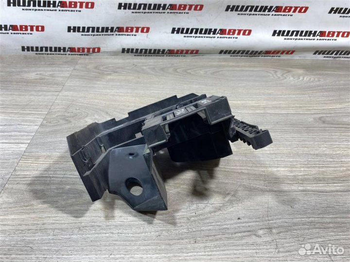 Кронштейн блока предохранителей Volkswagen Golf 6