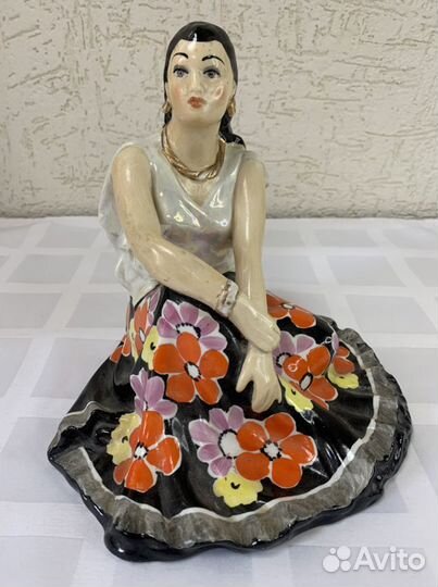 Статуэтка фарфор. Цыганка Земфира. Дулево. 1966