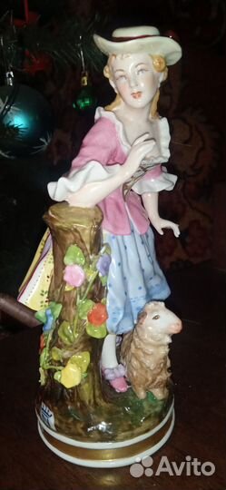 Антикварная статуэтка фарфор Capodimonte Италия