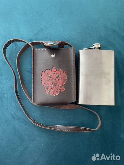 Фляжка в кожаном чехле