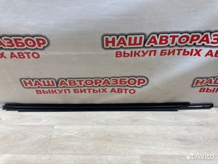 Молдинг стекла передний правый Mitsubishi