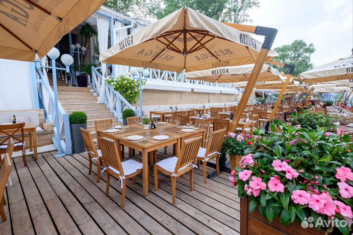 Ветростойкий уличный зонт для кафе