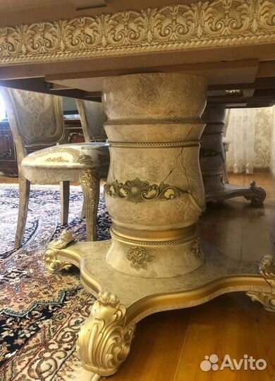 Стол и стулья