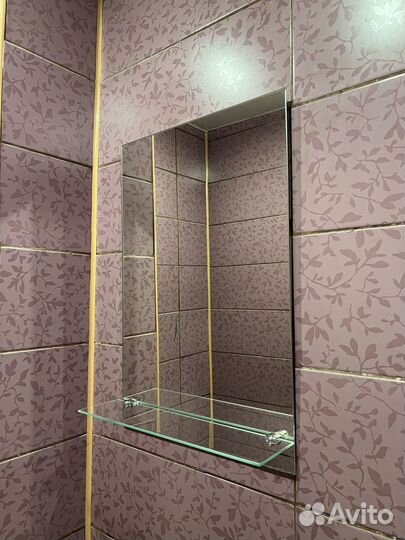 Зеркало в ванную с полочкой