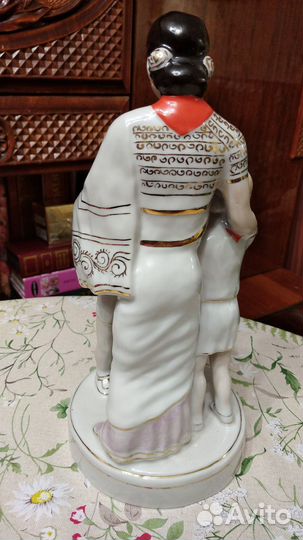 Фарфоровая статуэтка Индианка с пионерами