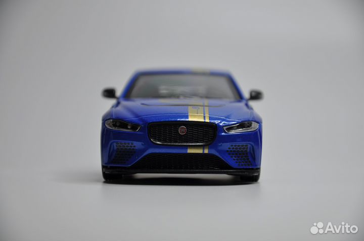 Модель автомобиля Jaguar XE SV Project 8 металл