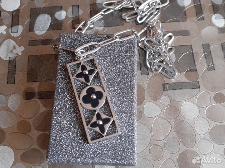 Модный кулон Луи Виттон