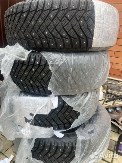 Goodyear UltraGrip Arctic 2 SUV 215/60 R17
