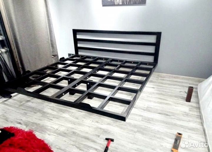 Парящая кровать на металлокаркасе